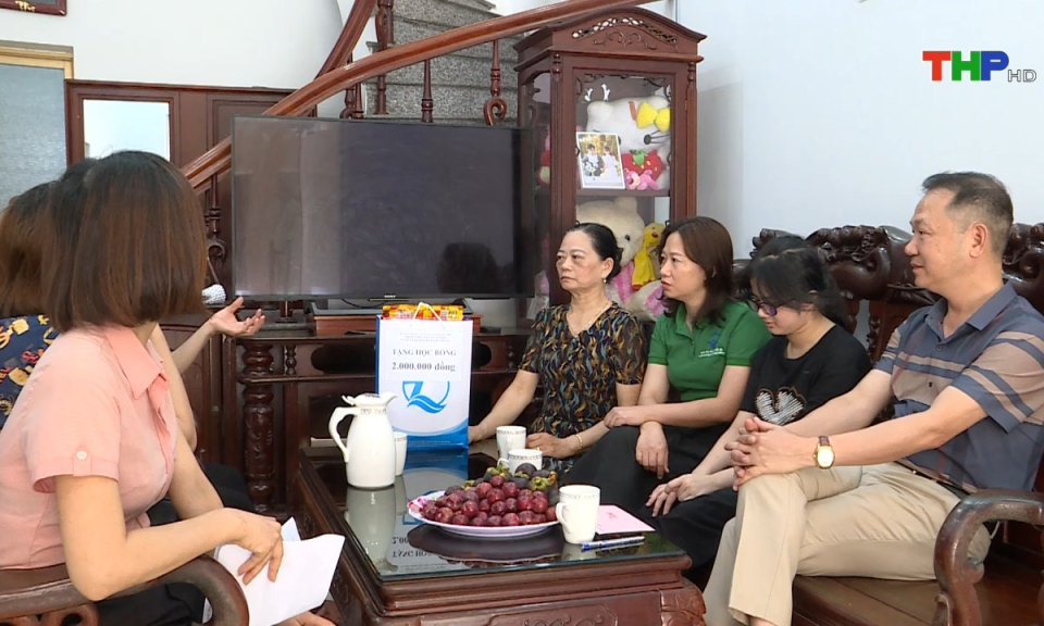 Phụ nữ Việt: Đồng h&agrave;nh c&ugrave;ng sự ph&aacute;t triển của trẻ em