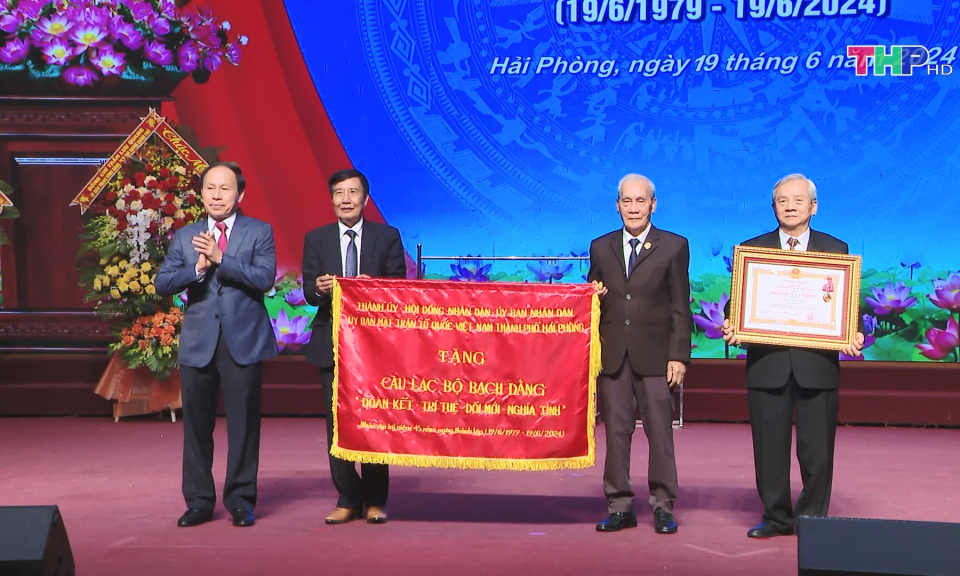 CLB Bạch Đằng đ&oacute;n nhận Hu&acirc;n chương lao động hạng Nhất   