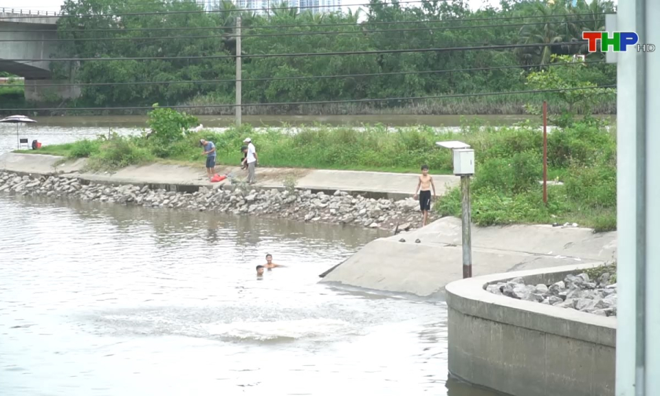 Ph&aacute;p luật v&agrave; cuộc sống: Để trẻ c&oacute; những ng&agrave;y h&egrave; an to&agrave;n