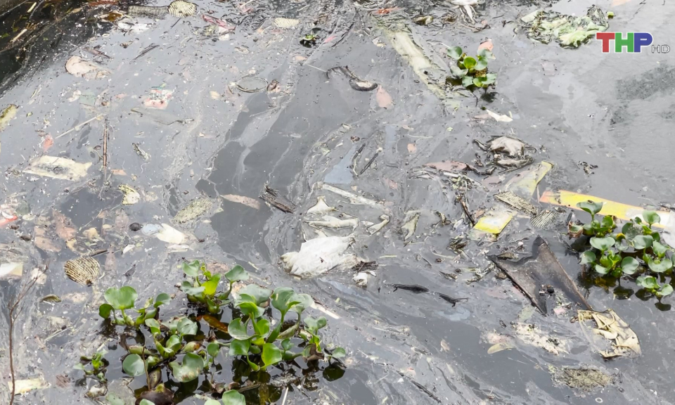 &Ocirc; nhiễm k&ecirc;nh mương thủy lợi - Cần sự v&agrave;o cuộc từ nhiều ph&iacute;a