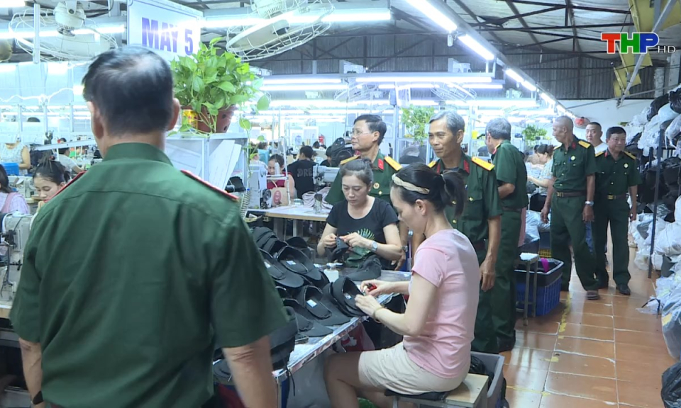 Học tập v&agrave; l&agrave;m theo tư tưởng, đạo đức, phong c&aacute;ch Hồ Ch&iacute; Minh: Người đảng vi&ecirc;n ''Đầu t&agrave;u''