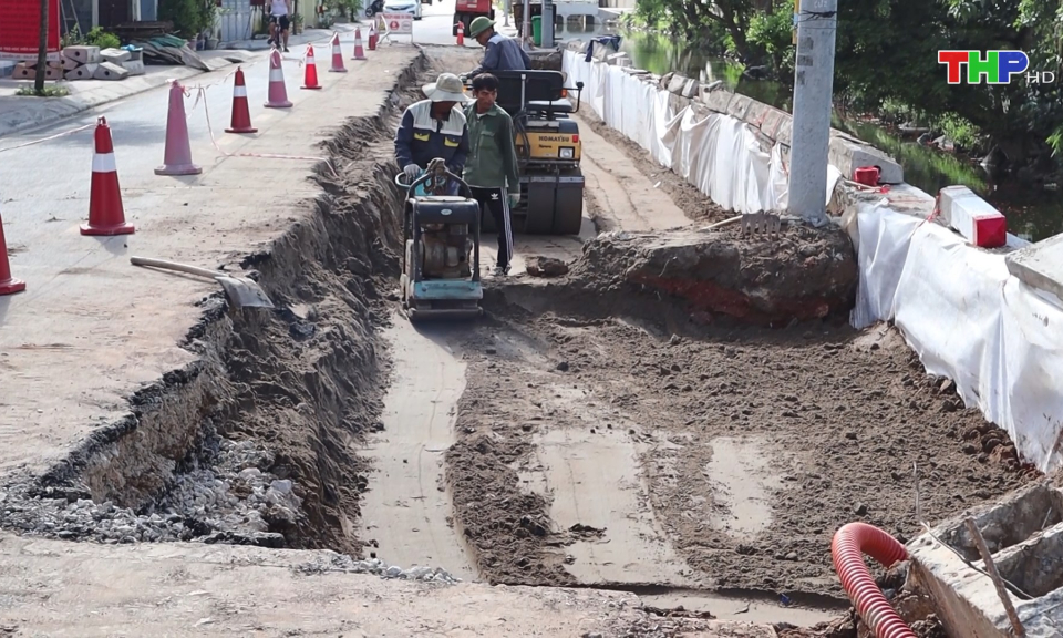 Xử l&yacute; sự cố đường n&ocirc;ng th&ocirc;n mới kiểu mẫu bị sụt l&uacute;n