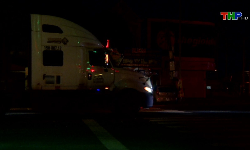 Ph&aacute;p luật v&agrave; cuộc sống: Bất cập trong xử l&yacute; xe qu&aacute; tải