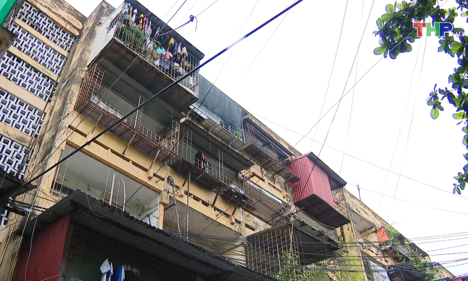 Di chuyển người d&acirc;n ra khỏi c&aacute;c chung cư cũ nguy hiểm