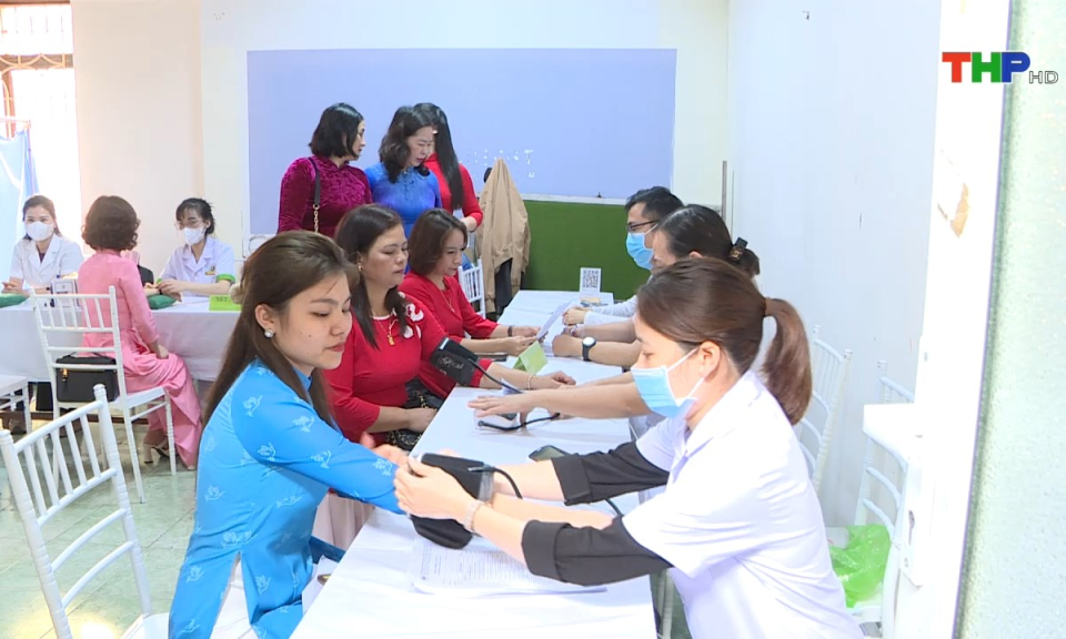 Phụ nữ Việt: Phụ nữ ti&ecirc;n phong v&igrave; lợi &iacute;ch cộng đồng