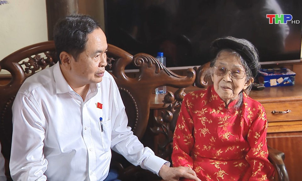 Chủ tịch Quốc hội thăm gia đ&igrave;nh ch&iacute;nh s&aacute;ch, người c&oacute; c&ocirc;ng  