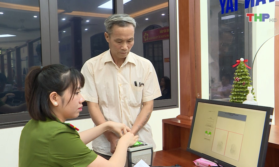 Hỗ trợ người d&acirc;n cấp, đổi thẻ căn cước