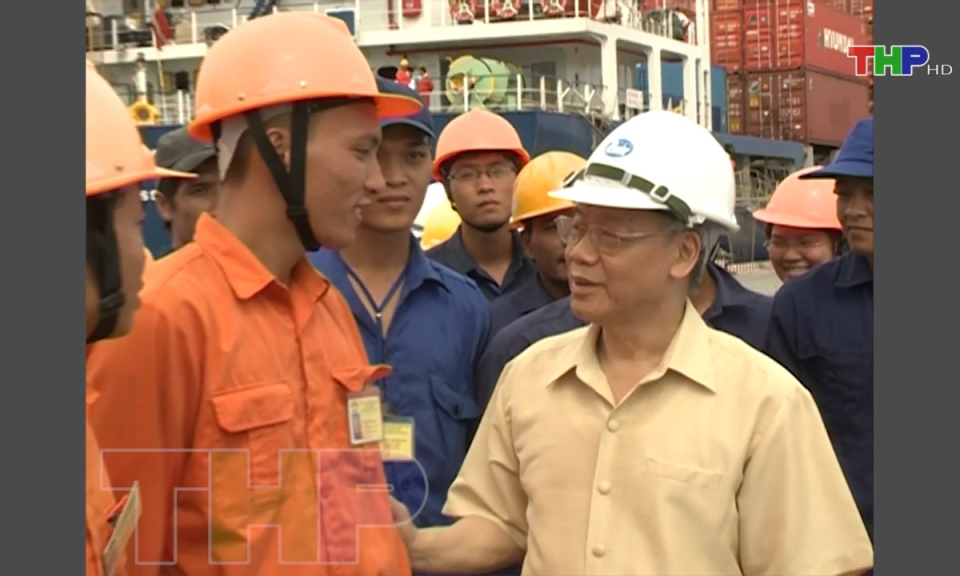 T&igrave;nh cảm của Tổng B&iacute; thư Nguyễn Ph&uacute; Trọng với c&aacute;n bộ, c&ocirc;ng nh&acirc;n Cảng Hải Ph&ograve;ng