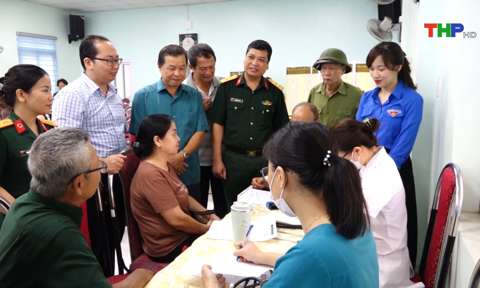 Chăm lo cho gia đ&igrave;nh ch&iacute;nh s&aacute;ch v&agrave; người c&oacute; c&ocirc;ng  