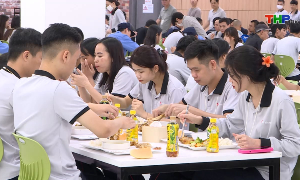 Lao động v&agrave; c&ocirc;ng đo&agrave;n: N&acirc;ng cao đời sống văn h&oacute;a tinh thần cho người lao động