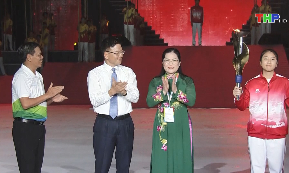 H&agrave;nh tr&igrave;nh thắp s&aacute;ng ngọn đuốc Hội khỏe Ph&ugrave; Đổng  