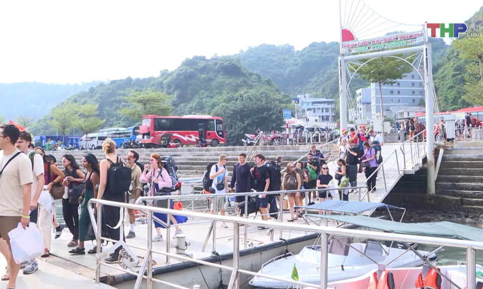 Du lịch Việt Nam thu h&uacute;t gần 10 triệu lượt kh&aacute;ch  