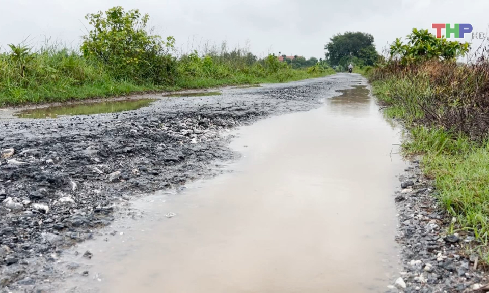 Thực trạng xuống cấp ở một số tuyến đường giao th&ocirc;ng n&ocirc;ng th&ocirc;n