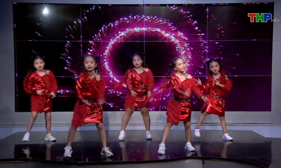 Măng non đất Cảng: Dạy nhảy: Xoay h&egrave; kh&aacute;c lạ