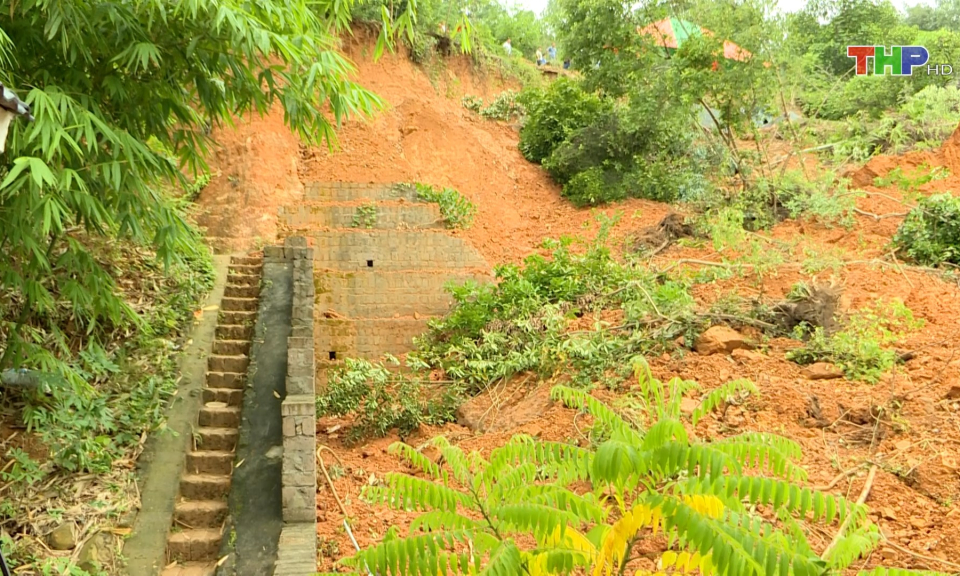 Cần c&oacute; giải ph&aacute;p hỗ trợ người d&acirc;n ở khu sạt lở n&uacute;i  