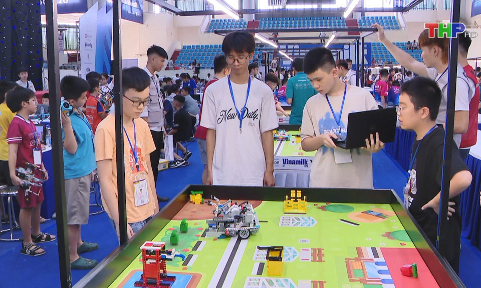 S&ocirc;i động S&acirc;n chơi "T&agrave;i năng Robot - ROBOTACON WRO"