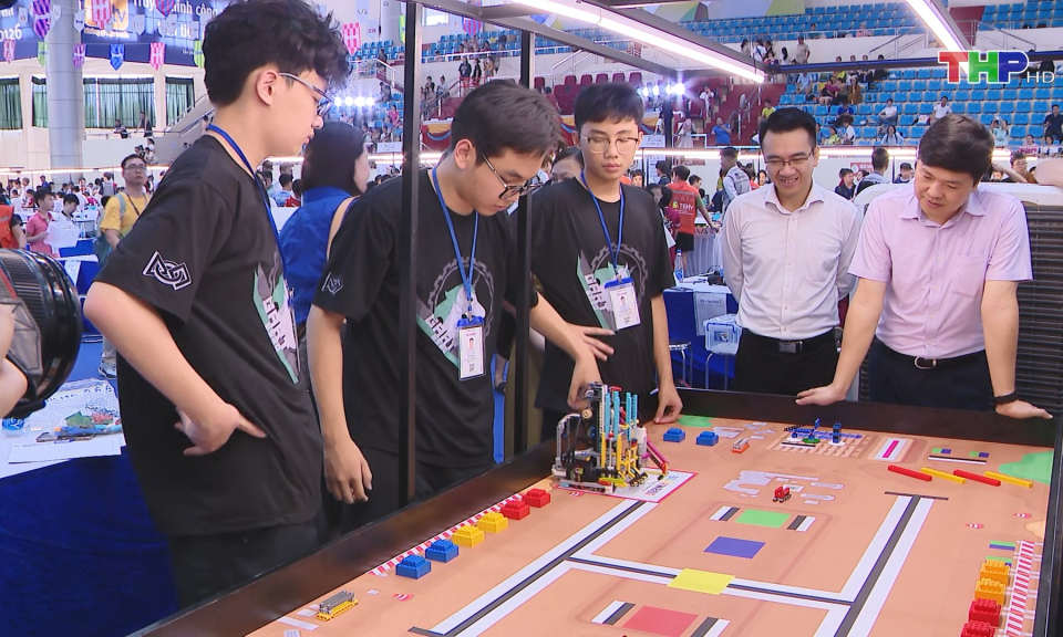 S&ocirc;i động S&acirc;n chơi &ldquo;T&agrave;i năng Robot&rdquo;