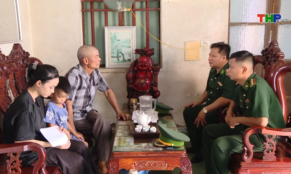 An ninh biển đảo: Bộ đội bi&ecirc;n ph&ograve;ng chung tay n&acirc;ng bước em tới trường