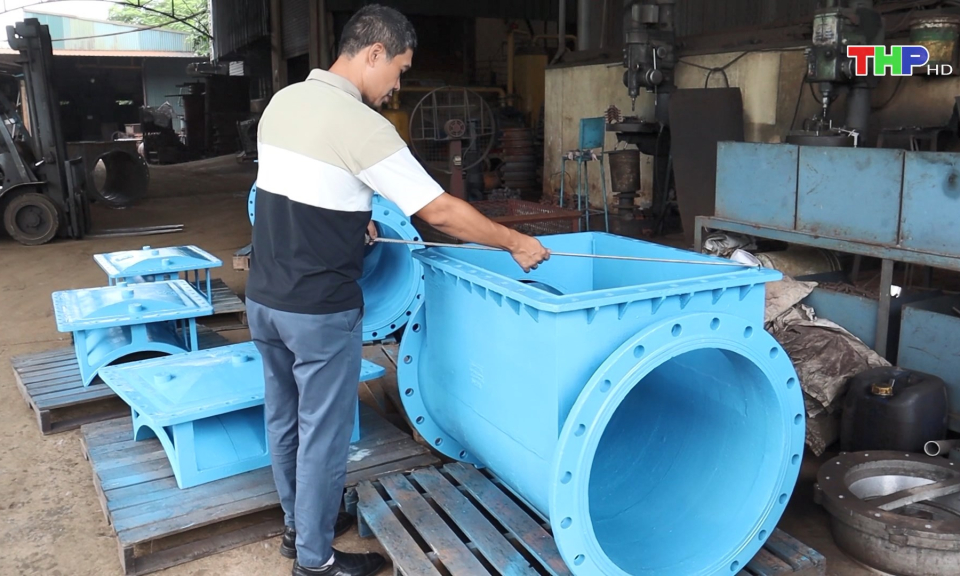 Doanh nghiệp ph&aacute;t huy s&aacute;ng tạo để trụ vững v&agrave; vươn l&ecirc;n