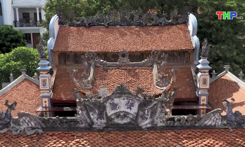 Cổ k&iacute;nh Đền Ngh&egrave; 