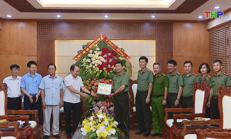 L&atilde;nh đạo th&agrave;nh phố thăm, ch&uacute;c mừng C&ocirc;ng an th&agrave;nh phố