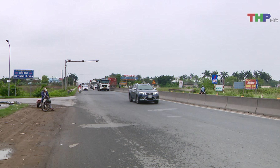 Giải tỏa vi phạm h&agrave;nh lang ATGT tr&ecirc;n Quốc lộ 10