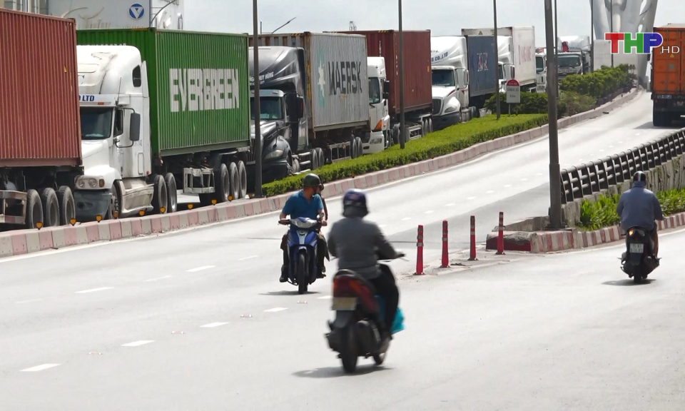 Xử l&yacute; nghi&ecirc;m xe m&aacute;y vi phạm tr&ecirc;n cầu vượt