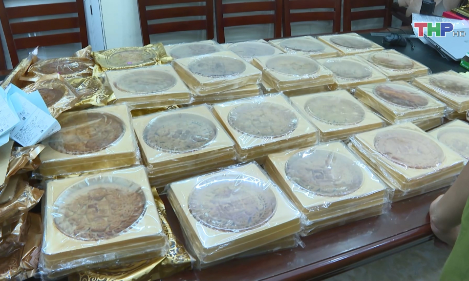Tạm giữ số lượng lớn b&aacute;nh trung thu kh&ocirc;ng r&otilde; nguồn gốc