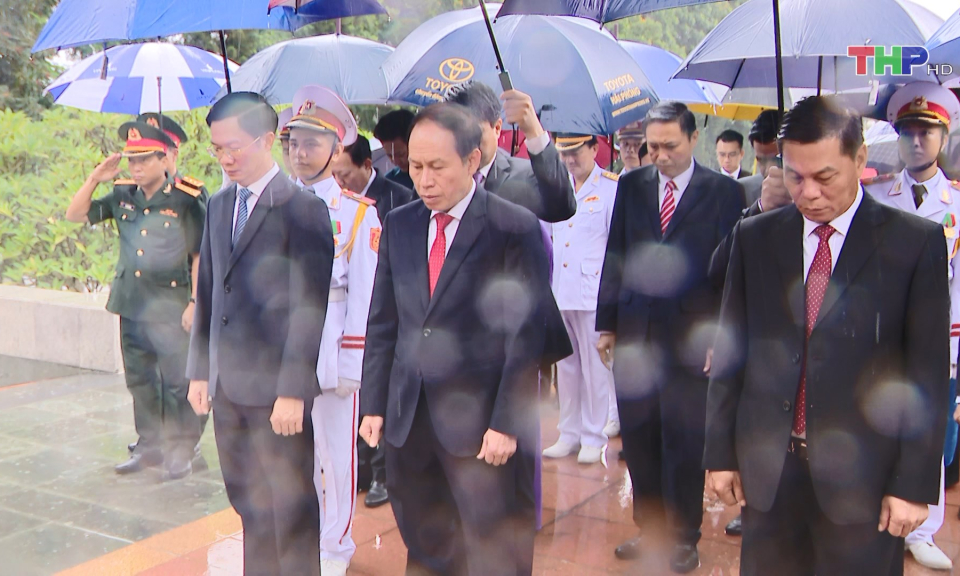 D&acirc;ng hương tưởng niệm c&aacute;c Anh h&ugrave;ng liệt sĩ