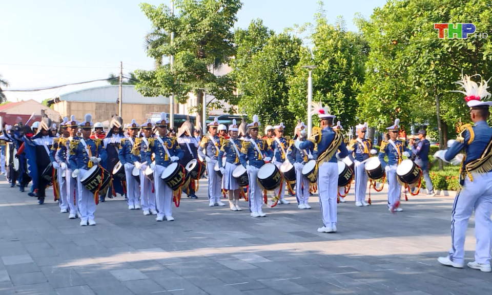 Thủy thủ t&agrave;u Hải qu&acirc;n Indonesia giao lưu văn h&oacute;a 