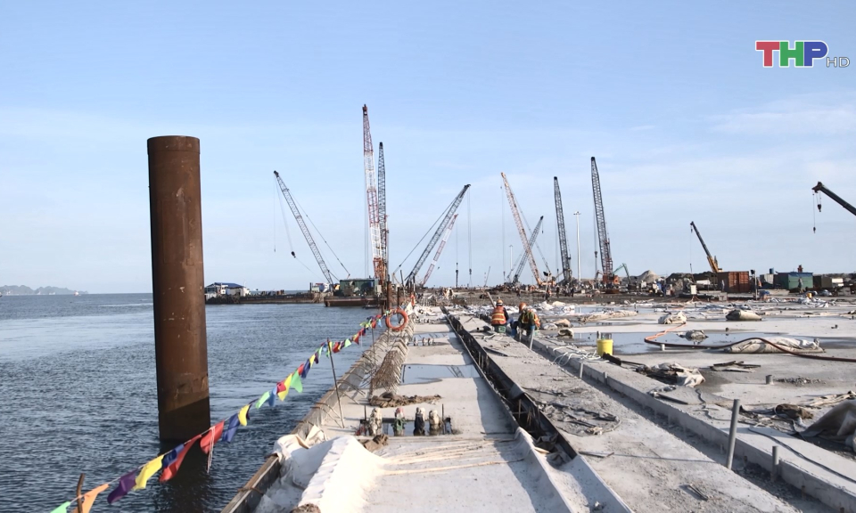 Phấn đấu đẩy nhanh tiến độ bến số 5, số 6 cảng Lạch Huyện 