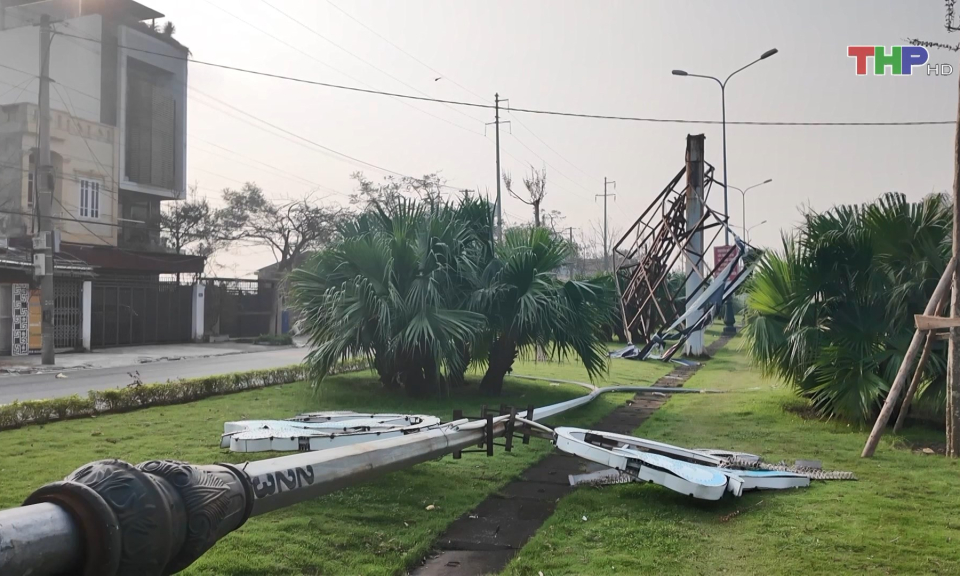 Khắc phục sau b&atilde;o tr&ecirc;n đường Phạm Văn Đồng 