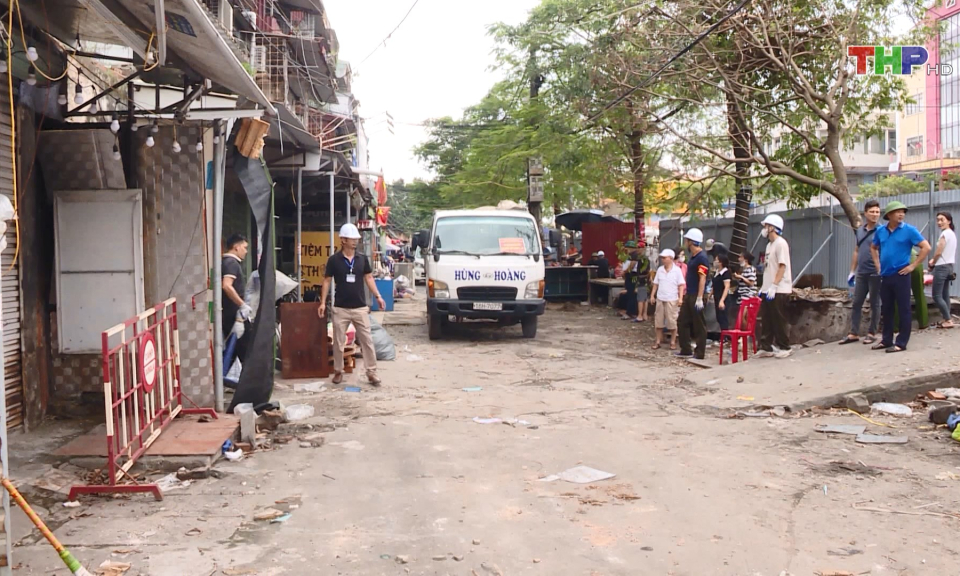 Tiếp tục di chuyển t&agrave;i sản người d&acirc;n chung cư A7, A8 Vạn Mỹ  