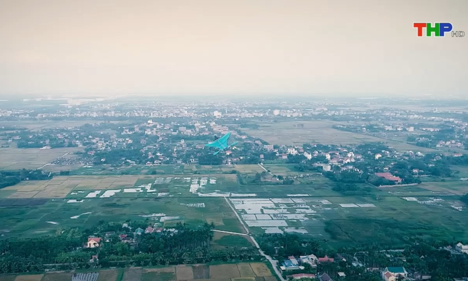 &Acirc;m vang miền cửa biển: S&aacute;ng m&atilde;i một miền qu&ecirc;