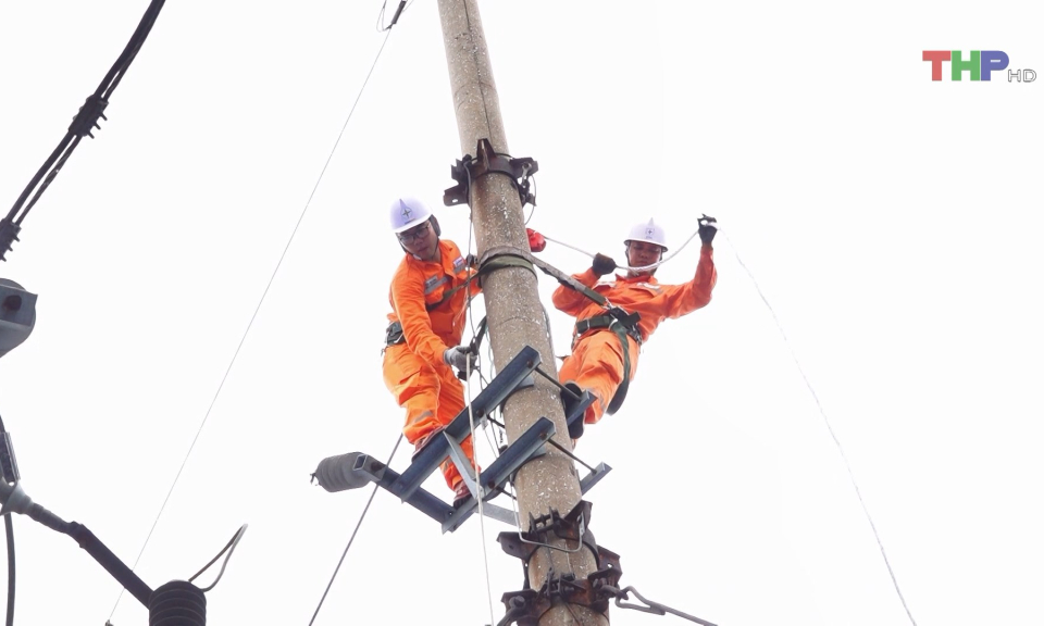 Sớm ho&agrave;n tất khắc phục sự cố điện  