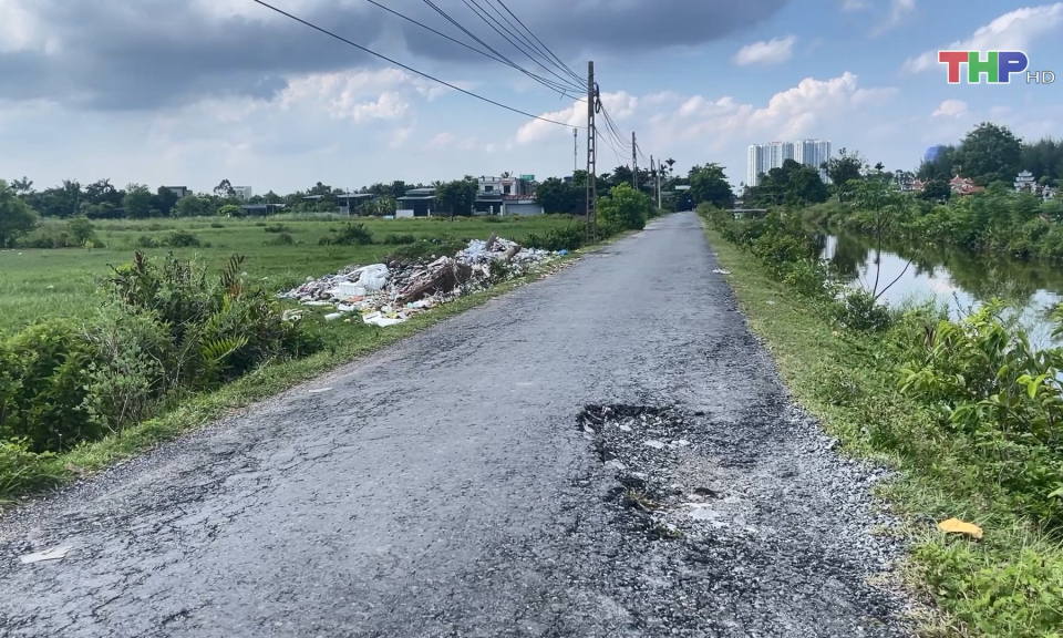 Đường giao th&ocirc;ng xuống cấp tại quận Dương Kinh