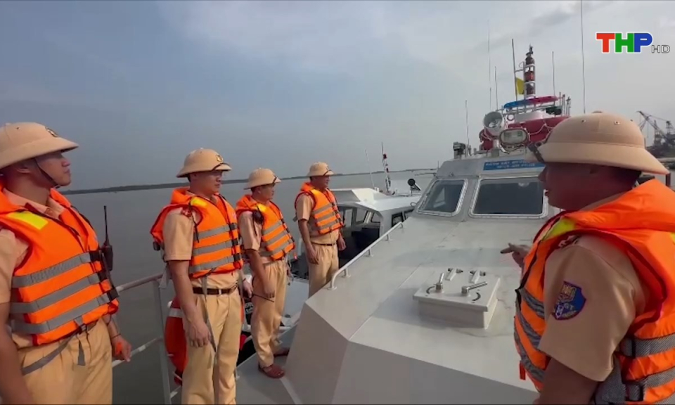 An to&agrave;n giao th&ocirc;ng: Lực lượng cảnh s&aacute;t giao th&ocirc;ng thủy tăng cường bảo đảm an to&agrave;n m&ugrave;a mưa b&atilde;o