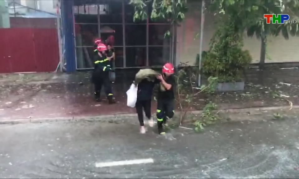 An ninh Hải Ph&ograve;ng: C&ocirc;ng an Hải Ph&ograve;ng s&aacute;t c&aacute;nh c&ugrave;ng nh&acirc;n d&acirc;n vượt qua b&atilde;o lũ