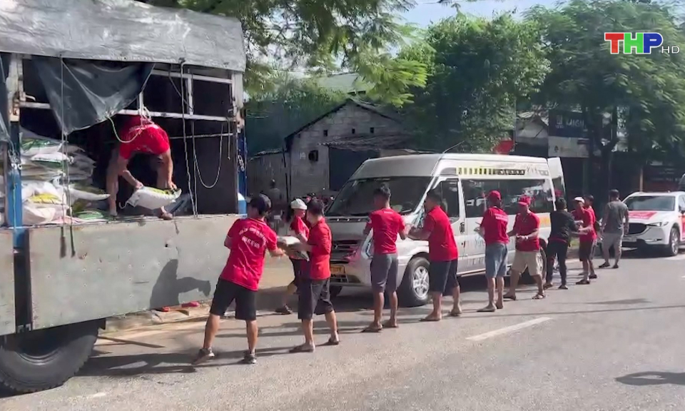 CLB B&oacute;ng đ&aacute; Hải Ph&ograve;ng chung tay v&igrave; đồng b&agrave;o bị thi&ecirc;n tai