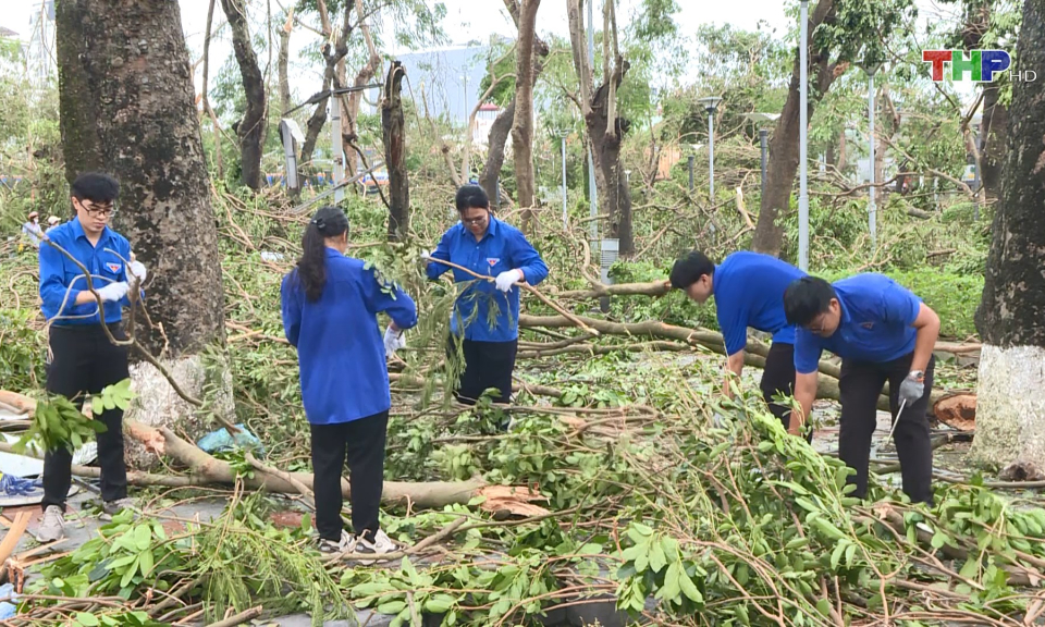 Tuổi trẻ th&agrave;nh phố chung sức c&ugrave;ng người d&acirc;n vượt qua kh&oacute; khăn