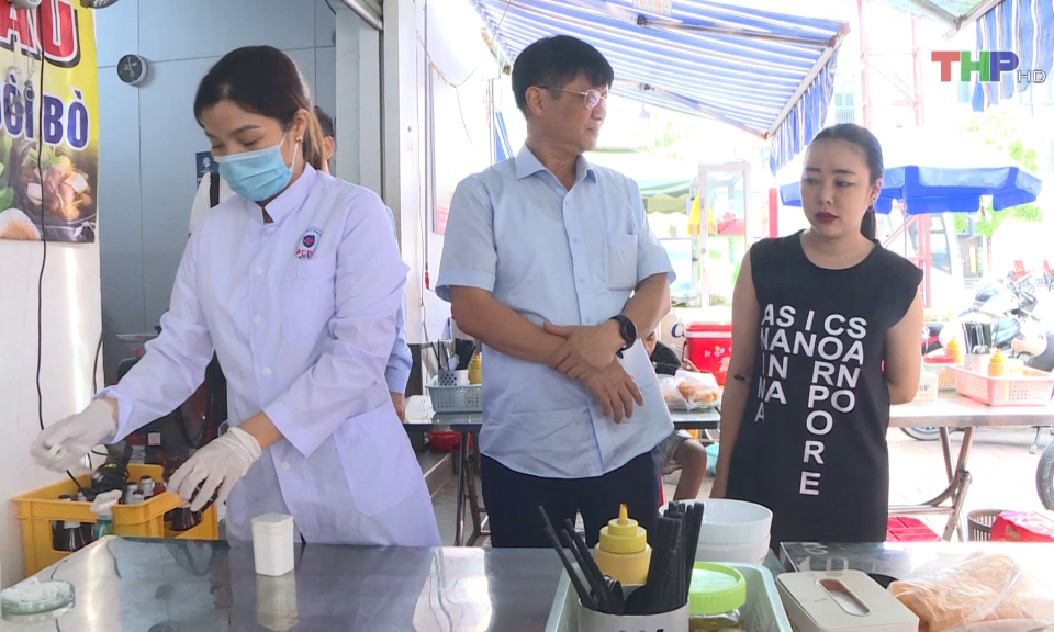 Siết chặt quản l&yacute; thức ăn đường ph