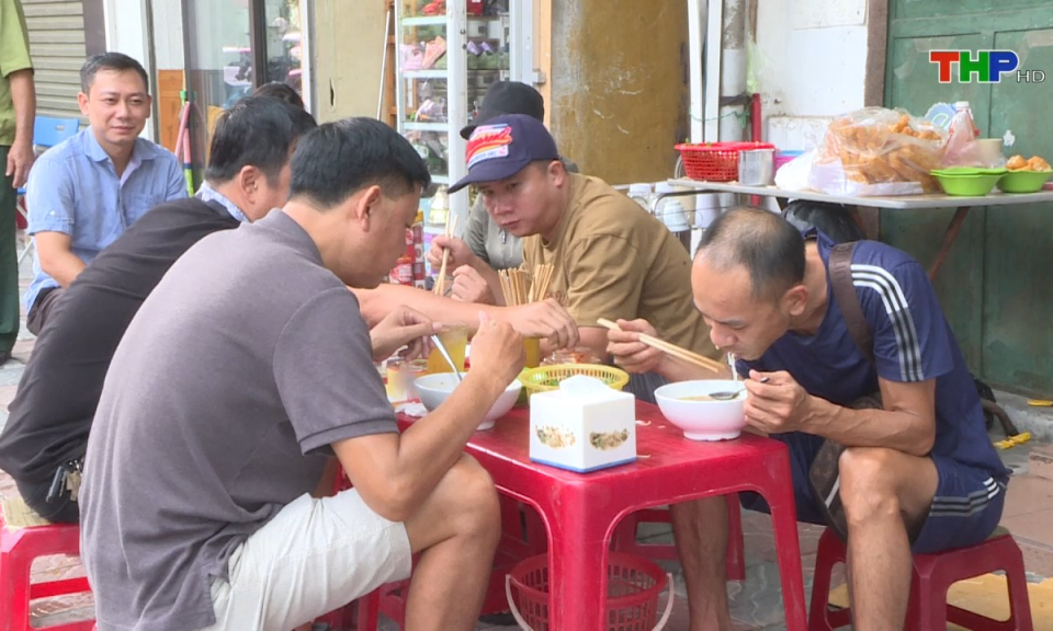 Y tế sức khỏe: Thắt chặt quản l&yacute; thức ăn đường phố