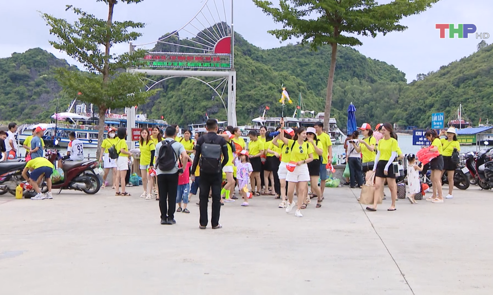 C&aacute;t B&agrave; đ&oacute;n gần 3 triệu lượt kh&aacute;ch sau 9 th&aacute;ng