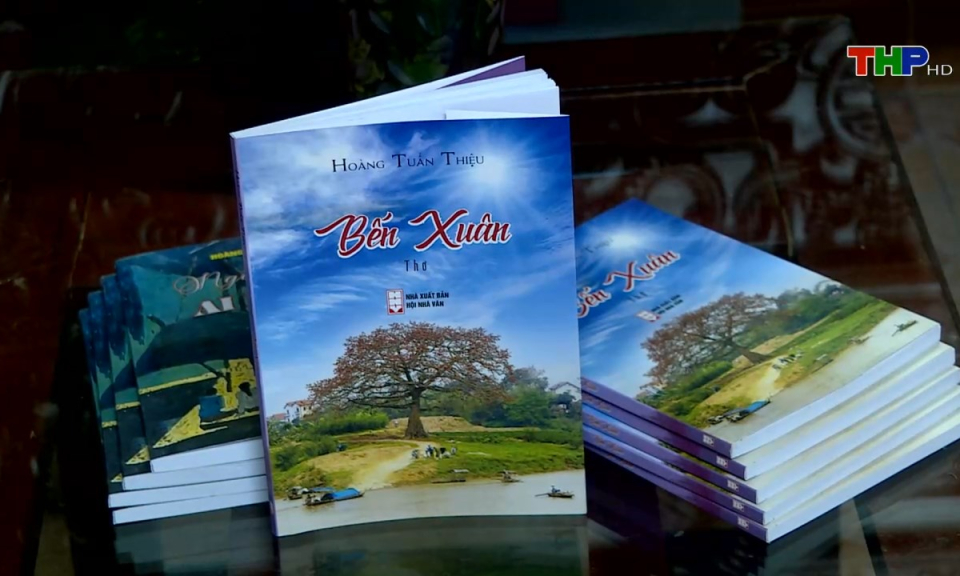 &Acirc;m vang miền cửa biển: Xanh m&atilde;i một hồn thơ kh&ocirc;ng tuổi