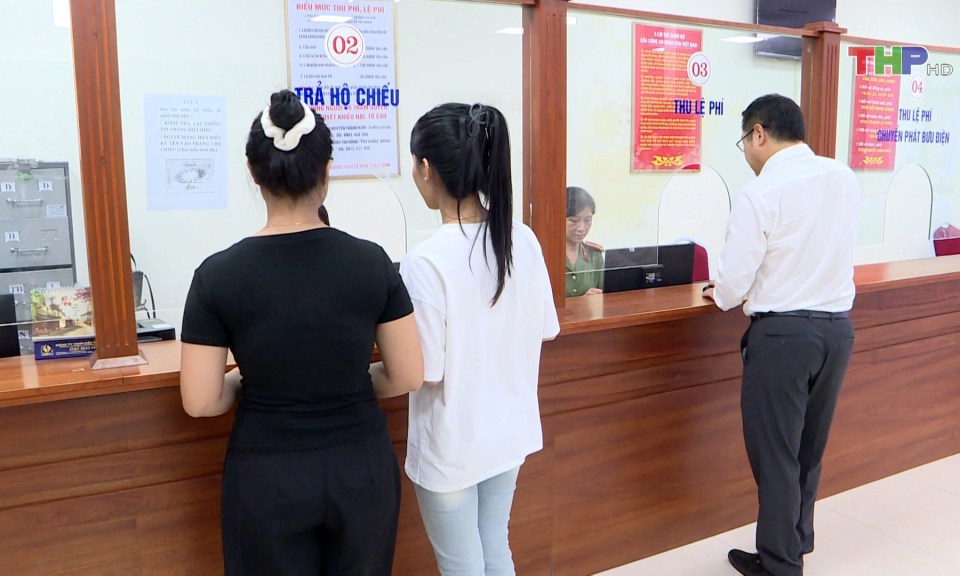 Cảnh gi&aacute;c lừa đảo khi thực hiện thủ tục xuất nhập cảnh