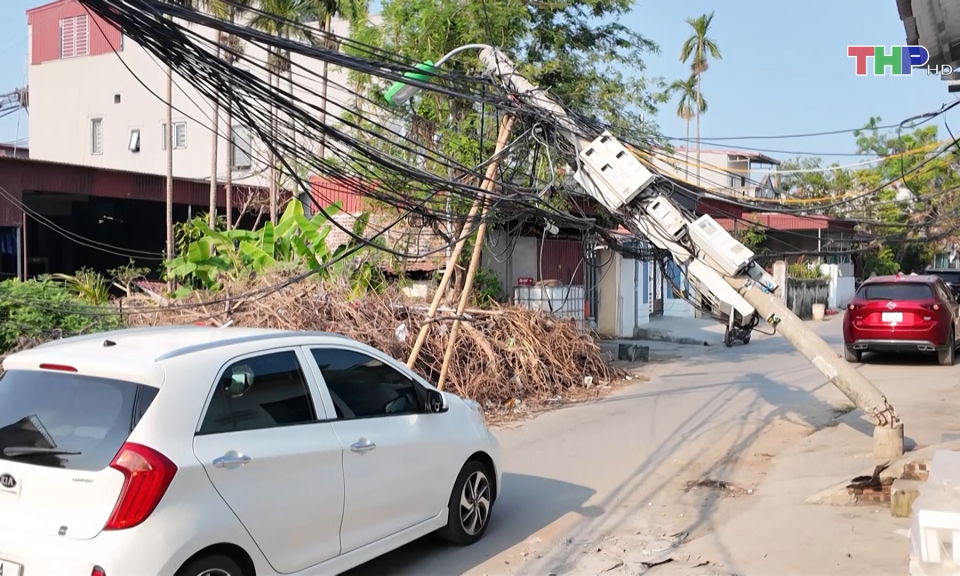 Nguy cơ mất an to&agrave;n từ cột điện g&atilde;y đổ  