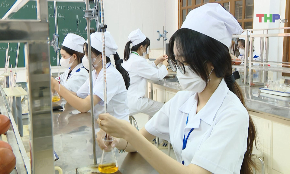 Giảm học ph&iacute; c&aacute;c ng&agrave;nh nghề đặc th&ugrave;  