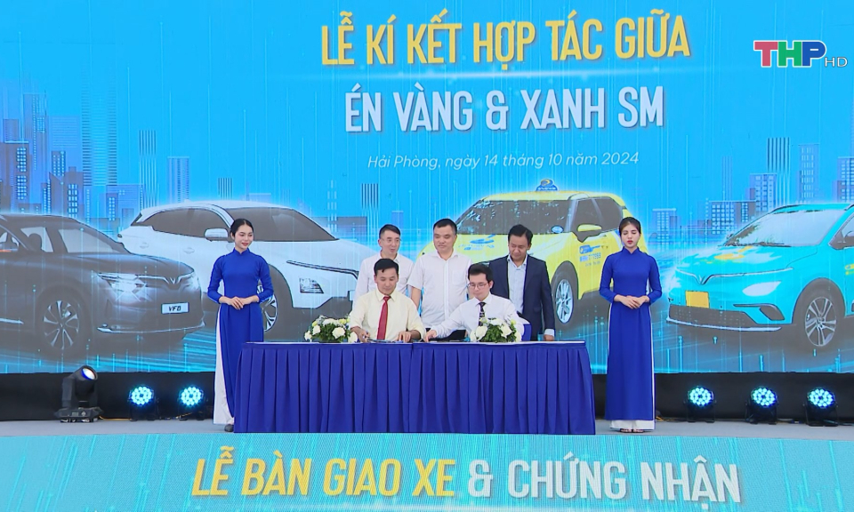 Lễ b&agrave;n giao xe v&agrave; chứng nhận đối t&aacute;c độc quyền của &Eacute;n V&agrave;ng   