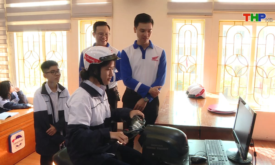 Gi&aacute;o dục v&agrave; đ&agrave;o tạo: N&acirc;ng cao &yacute; thức chấp h&agrave;nh ph&aacute;p luật về an to&agrave;n giao th&ocirc;ng cho học sinh