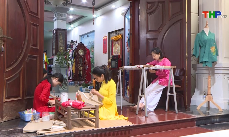 &Acirc;m vang miền cửa biển: G&igrave;n giữ t&agrave; &aacute;o d&agrave;i truyền thống